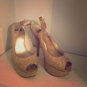 Stuart weitzman gold glitter peep toe